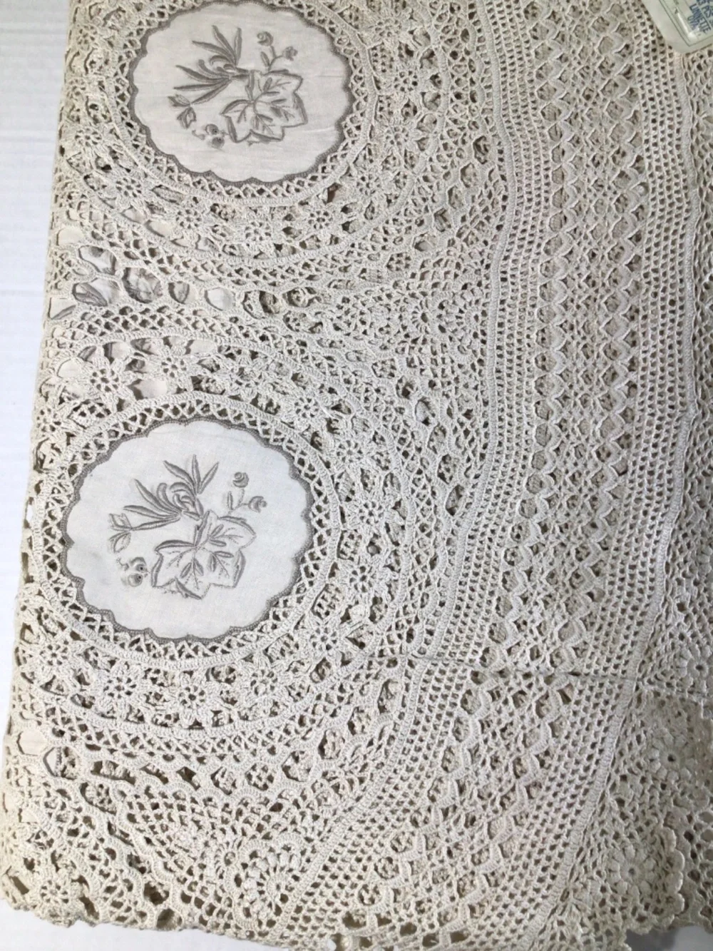 Vintage SWL Linnette 13-Piece Hand-Made Oval Tablecloth Set